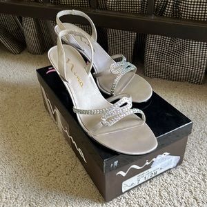 Nina 7.5 silver luster sandal
